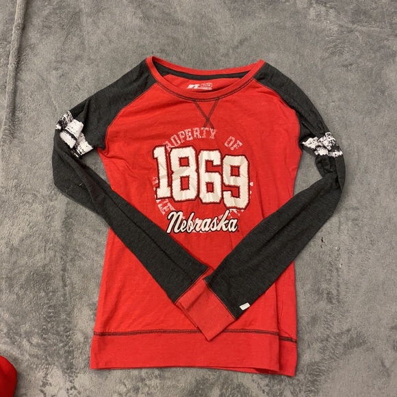 Bundle unisex of 4 Nebraska Husker tops. XB - Picture 3 of 5